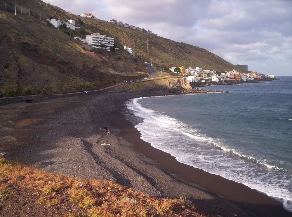 Zona de baño de arena oscura de Playa de la Nea, en Radazul