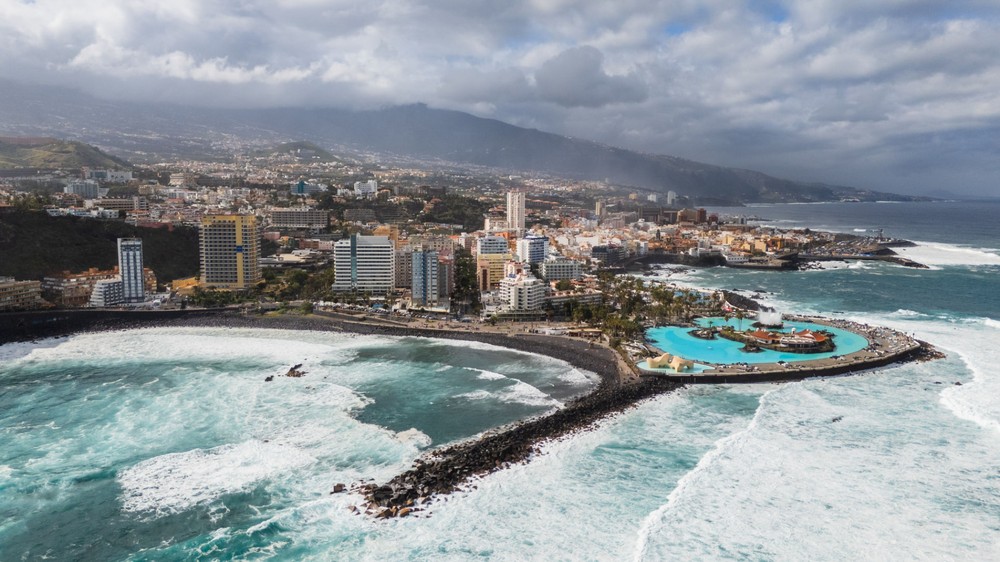 Vista aérea de Playa Martiánez, las piscinas del Lago Martiánez y Puerto de la Cruz