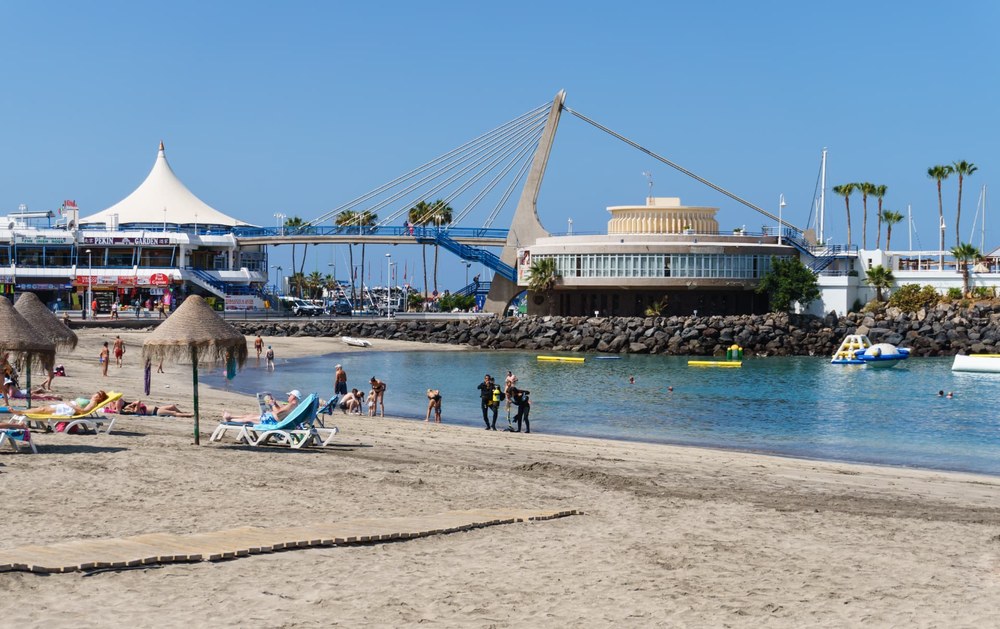 Playa La Pinta y el puerto deportivo de Puerto Colón, en Adeje
