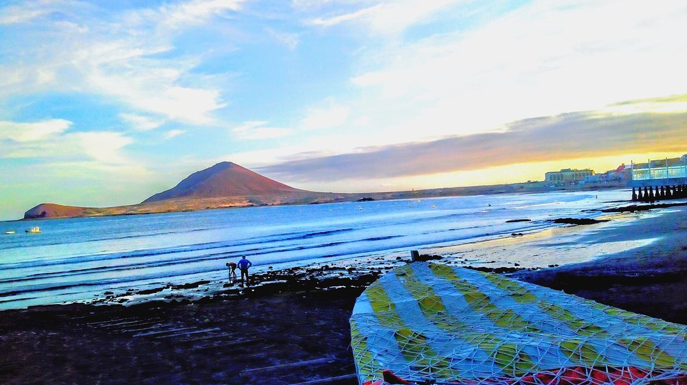 Playa Chica, en El Médano, con vistas hacia Montaña Roja