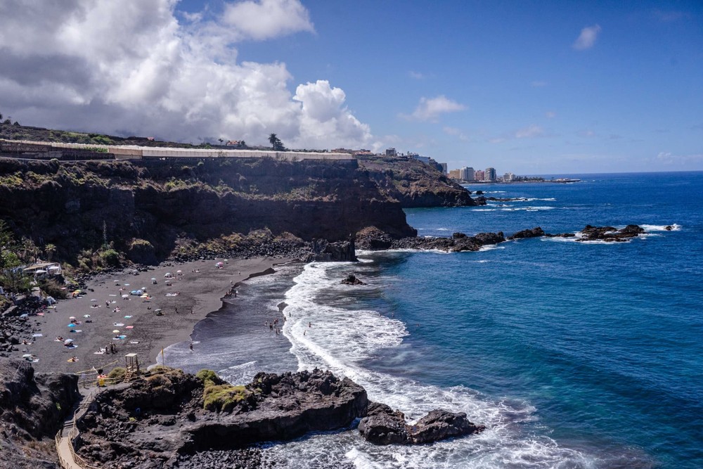 Playa de arena negra de El Bollullo bajo los acantilados, La Orotava