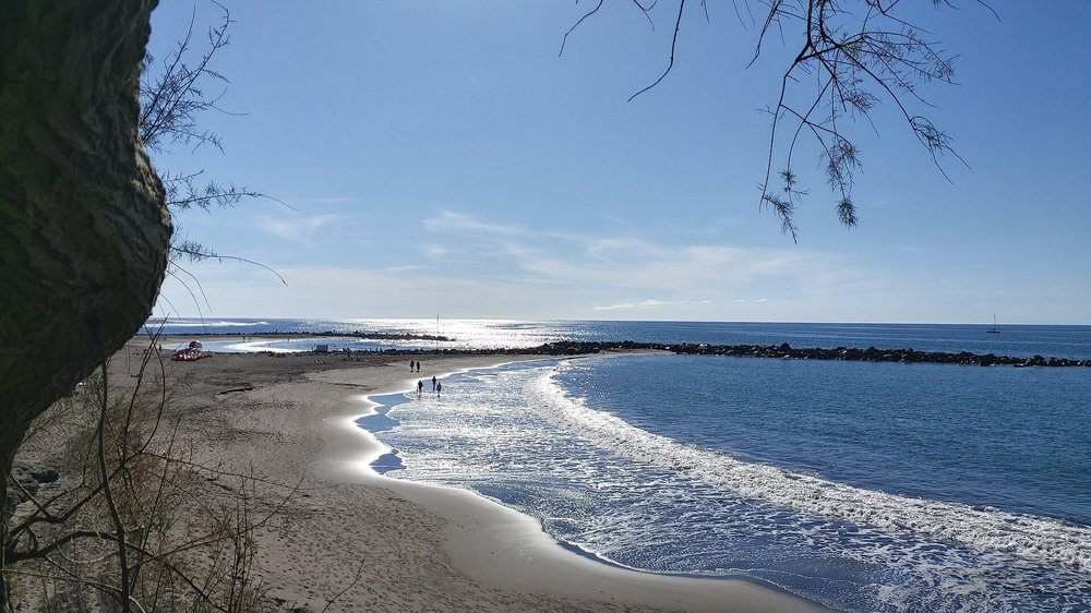 Playa de Troya I y su espigón, en Costa Adeje