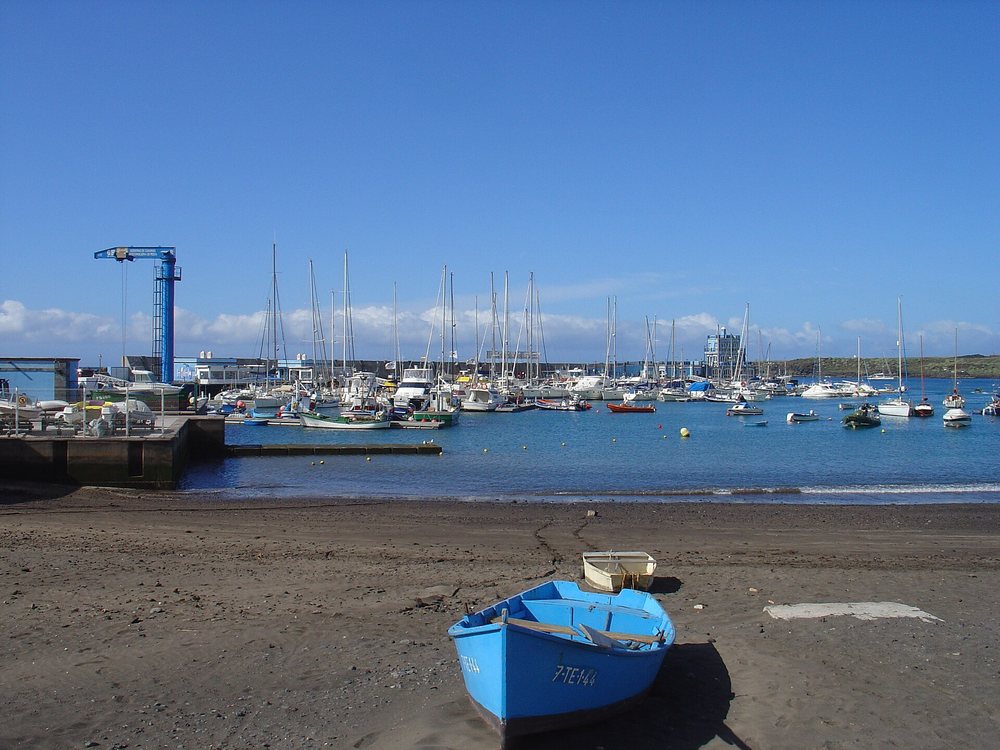 Muelle y parte de la playa de Las Galletas, en Arona