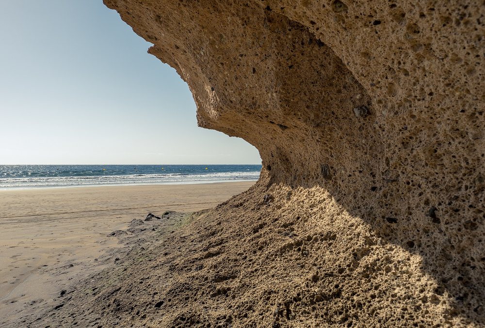 Playa Leocadio Machado, en El Médano, junto a su roca arenisca