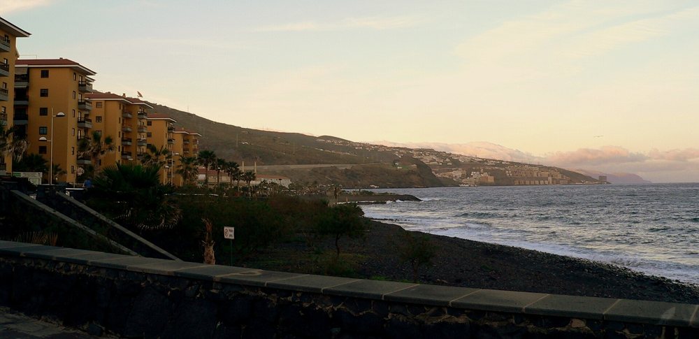Orilla y paseo de Las Caletillas, en Candelaria