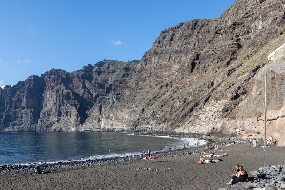 Playa de los Guíos bajo los acantilados de Los Gigantes, en Santiago del Teide