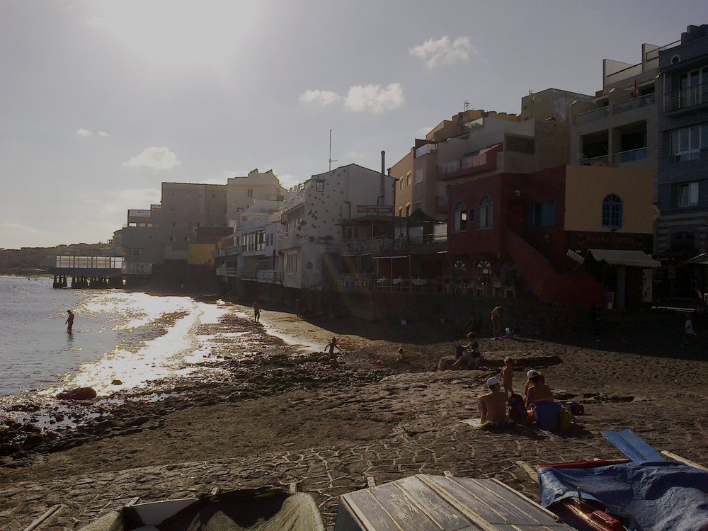 Playa del pueblo de El Médano con Montaña Roja al fondo