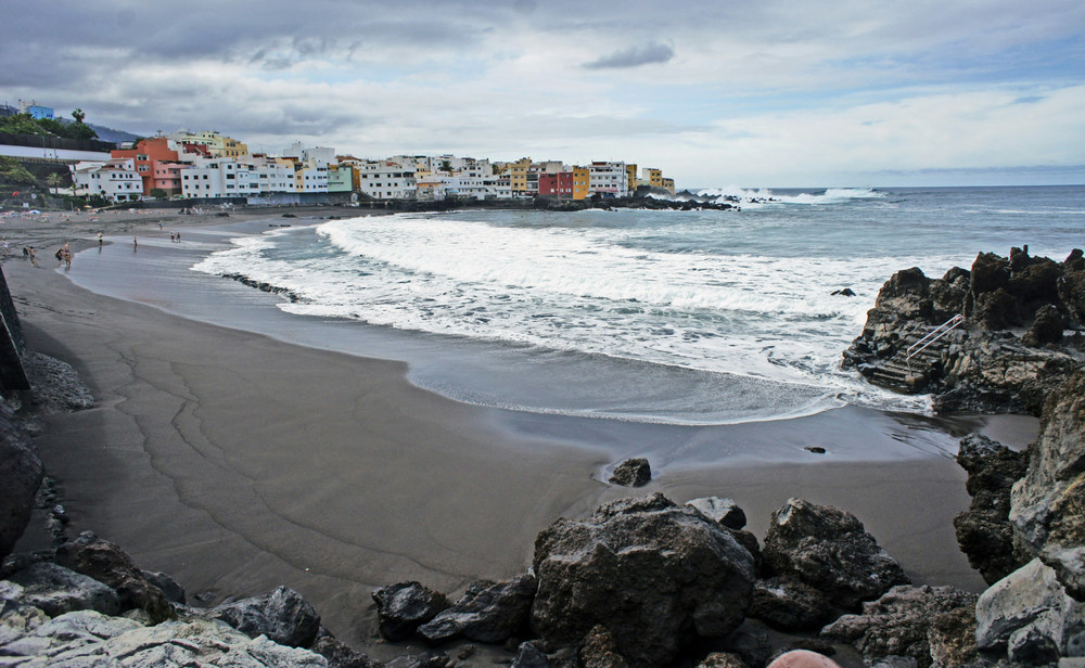 Jardines de palmeras y playa de arena negra de Playa Jardín, Puerto de la Cruz